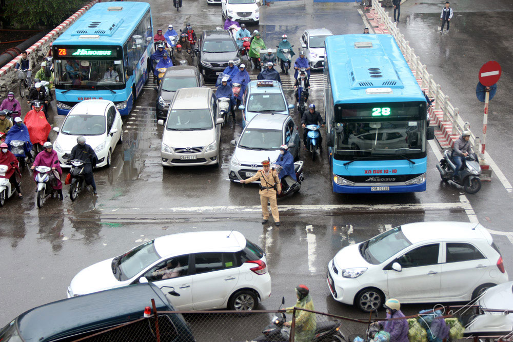 Vật vã chôn chân hít khói ô tô trong mưa rét Hà Nội